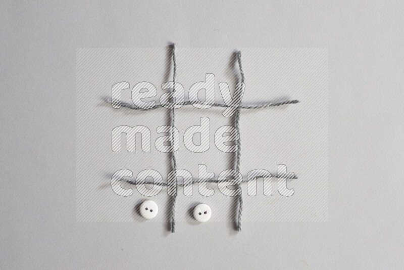 أزرار بيضاء موضوعة علي خلفية رمادية