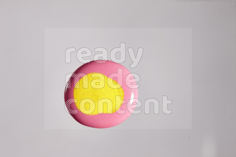 لقطات مقربة لألوان متنوعة تمتزج على خلفية رمادية