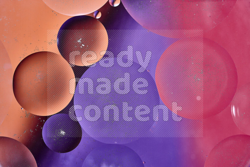 لقطات مقربة لفقاعات من الزيت على سطح الماء باللون الأحمر والبرتقالي والأرجواني