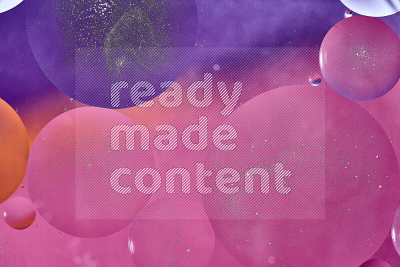 لقطات مقربة لفقاعات من الزيت على سطح الماء باللون الأرجواني والبرتقالي والوردي