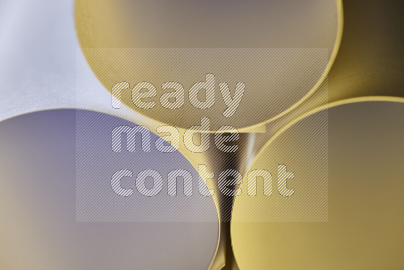 الصورة تعرض فن ورقي تجريدي بأشكال دائرية بدرجات متنوعة من اللون الرمادي والدرجات الدافئة