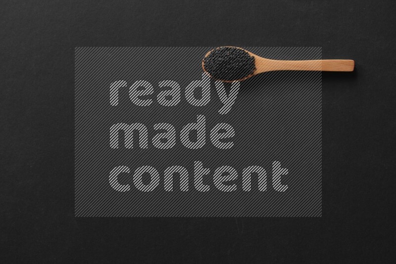 الفلفل الأسود وحبوب الخردل وحبة البركة وحب الرشاد والكمون و حبوب الكتان في معالق خشبية علي خلفية سوداء