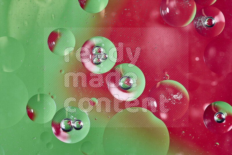 لقطات مقربة لفقاعات من الزيت على سطح الماء باللون الأخضر والأحمر