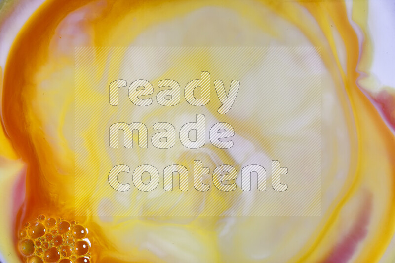 لقطة مقربة لأنماط دوامية باللون البرتقالي والأحمر والأبيض