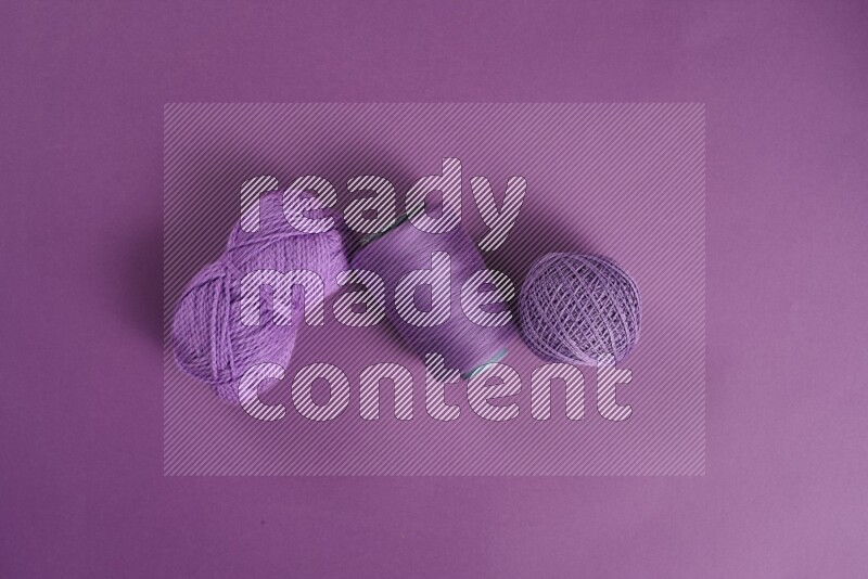 مجموعة من أدوات الخياطة والتفصيل أرجوانية اللون على خلفية أرجوانية