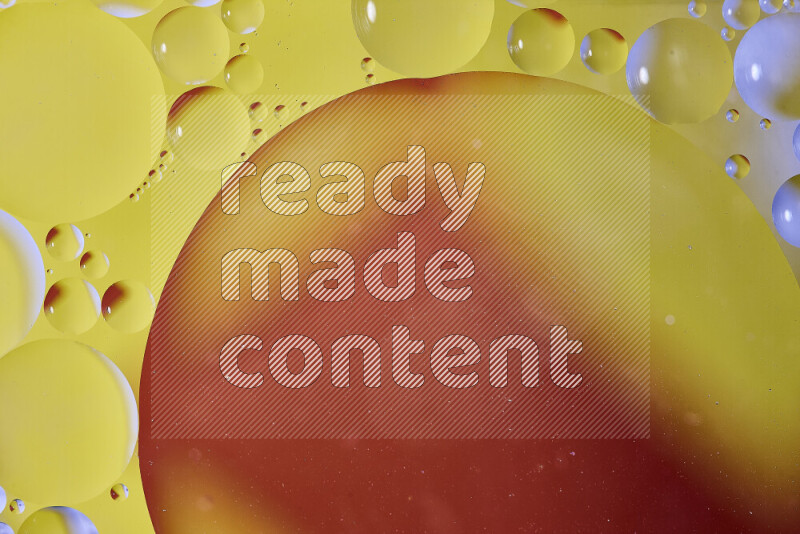 لقطات مقربة لفقاعات من الزيت على سطح الماء باللون البرتقالي والأصفر