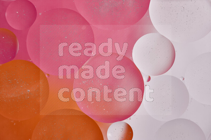 لقطات مقربة لفقاعات من الزيت على سطح الماء باللون الأبيض والبرتقالي والوردي