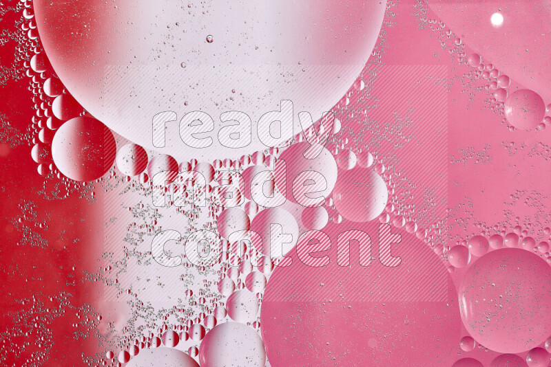 لقطات مقربة لفقاعات من الزيت على سطح الماء باللون الأبيض والأحمر والوردي