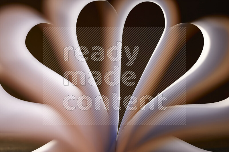 فن تجريدي يعرض منحنيات وتدرجات اللون الأبيض والبرتقالي مكونه بضوء ملون