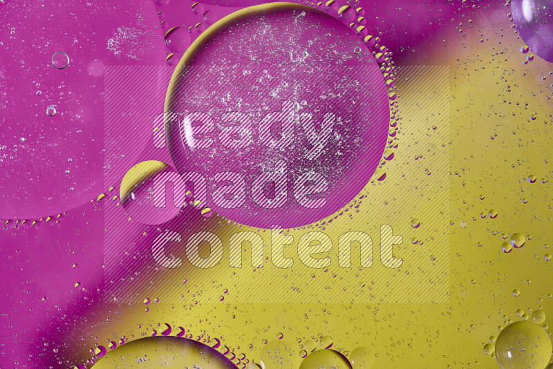 لقطات مقربة لفقاعات من الزيت على سطح الماء باللون الأصفر والوردي