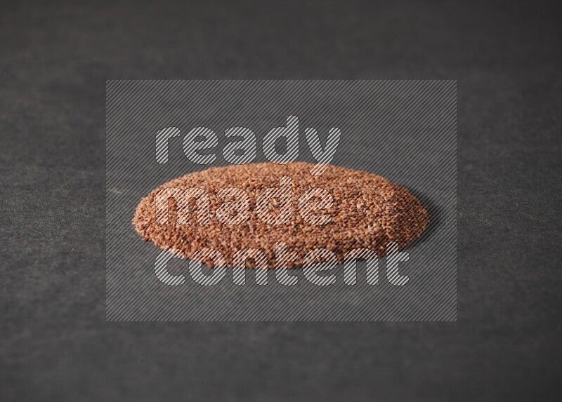 بذور حب الرشاد علي شكل دائرة علي خلفية سوداء