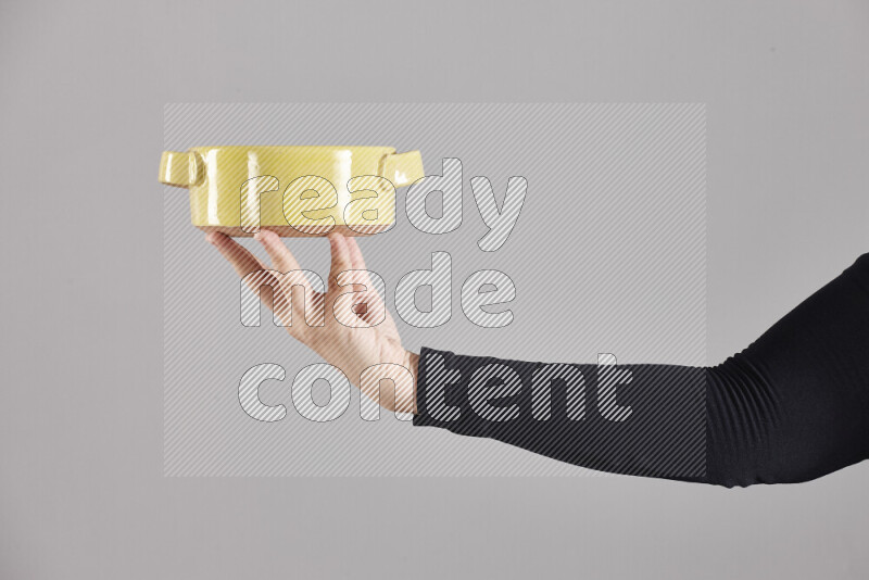 امرأة ترتدي عباءة سوداء تحمل أدوات فخارية مختلفة في أوضاع متعددة