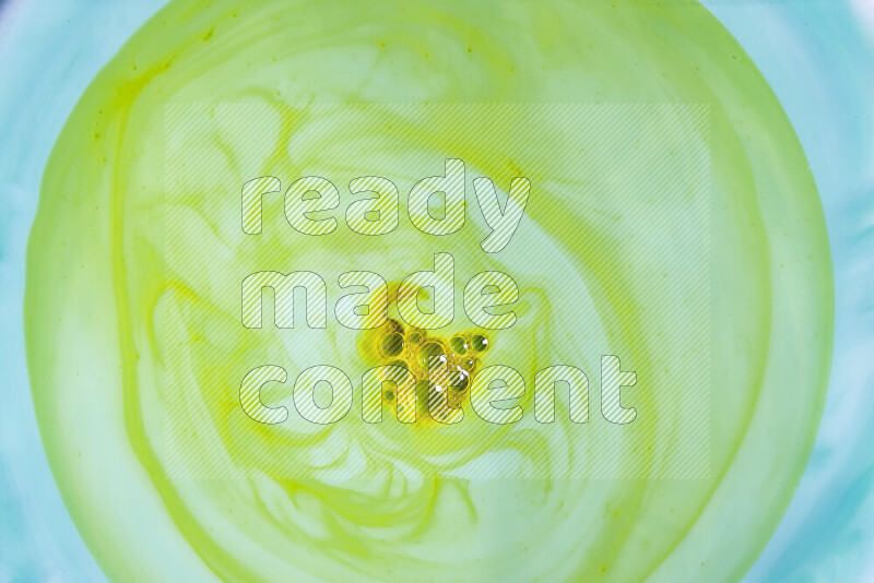 لقطة مقربة لأنماط دوامية بتدرجات اللون الأخضر