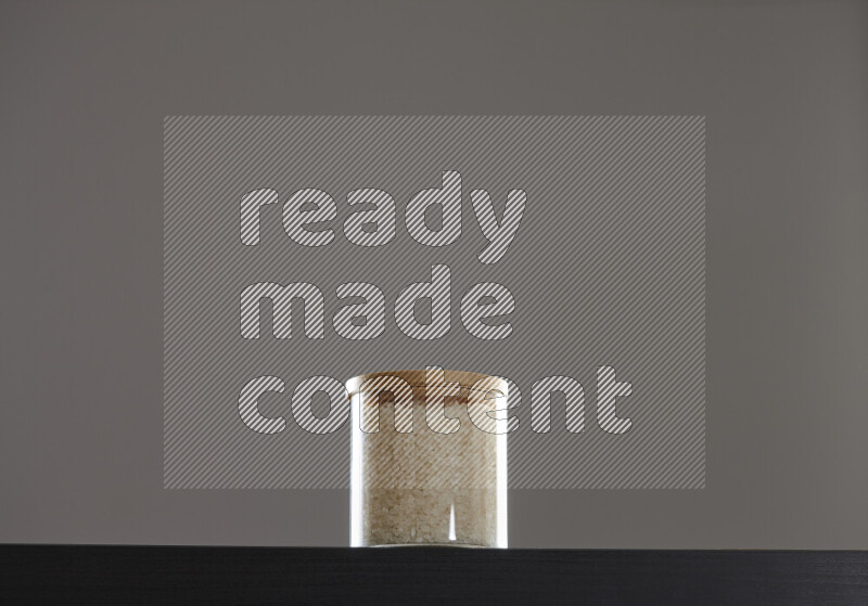 أرز أبيض في وعاء زجاجي على خلفية سوداء