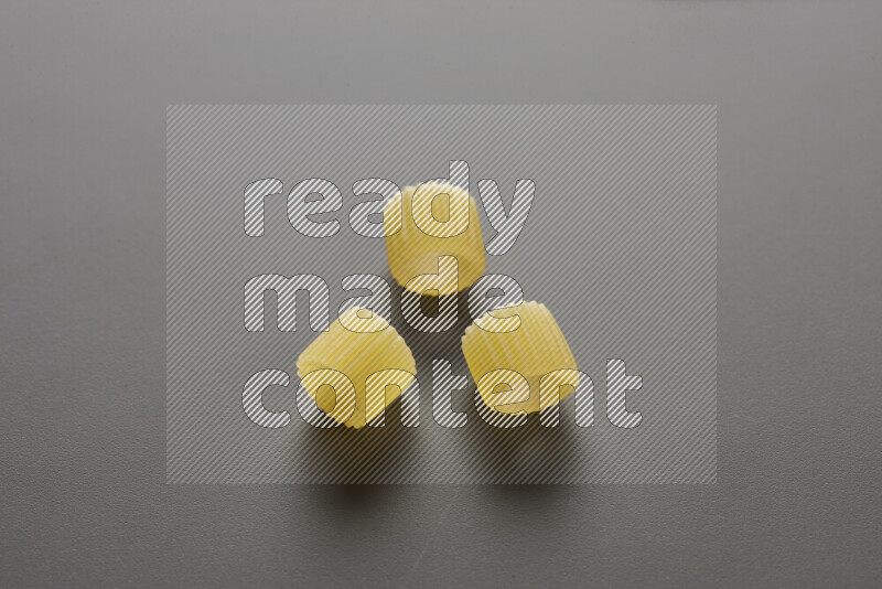 معكرونة خواتم علي خلفية رمادية