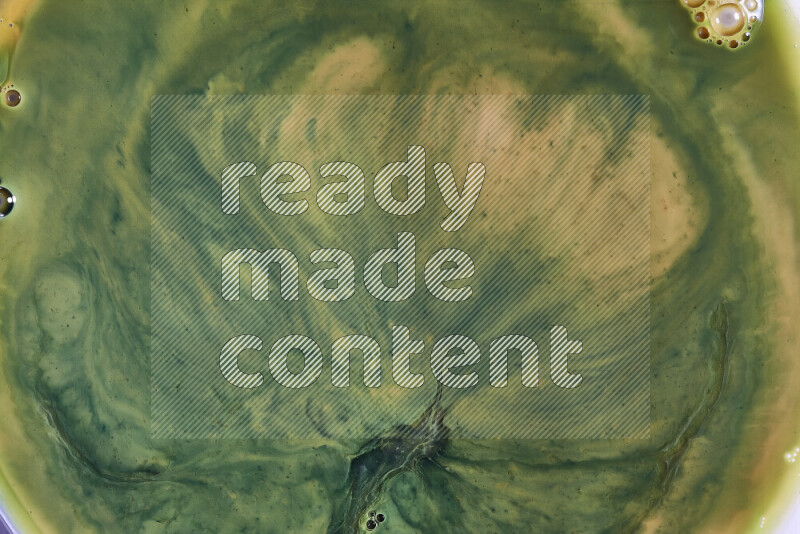 لقطة مقربة لأنماط دوامية باللون البرتقالي والأخضر