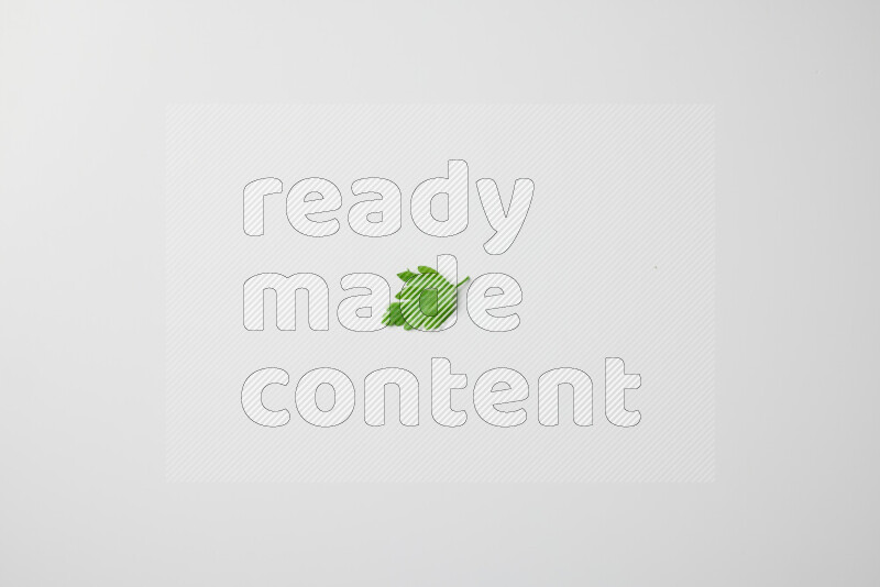 أوراق البقدونس الطازجة المتناثرة على خلفية بيضاء