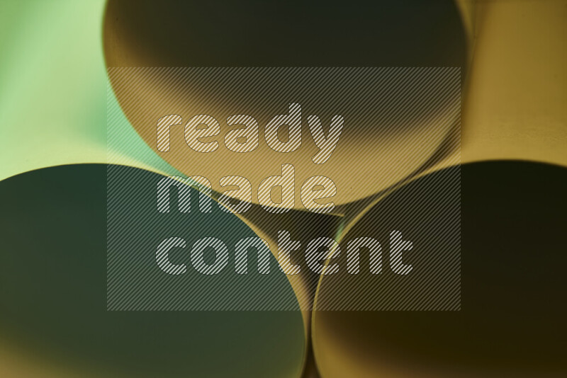 الصورة تعرض فن ورقي تجريدي بأشكال دائرية بدرجات متنوعة من اللون الأخضر والدرجات الدافئة