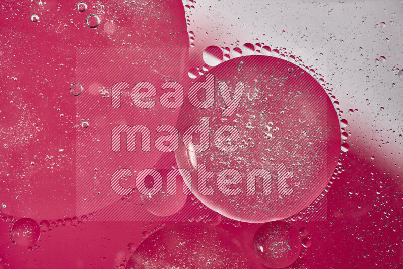 لقطات مقربة لفقاعات من الزيت على سطح الماء باللون الأبيض والوردي