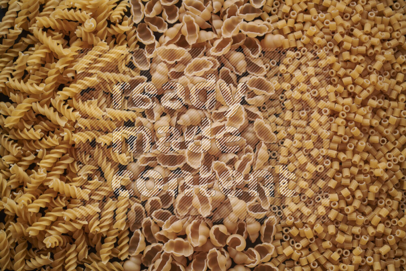 3 انواع معكرونة علي الخلفية كاملة