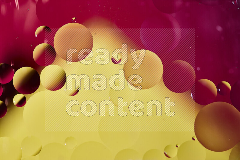 لقطات مقربة لفقاعات من الزيت على سطح الماء باللون الأحمر والأصفر