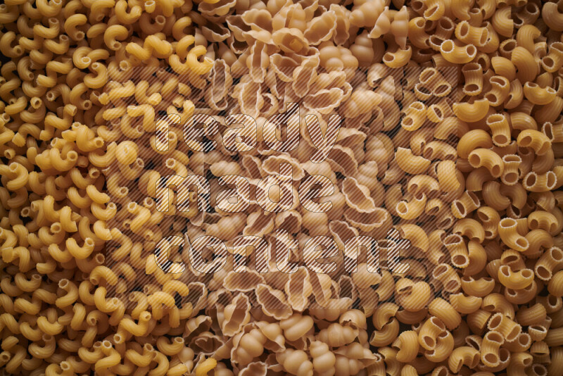 3 انواع معكرونة علي الخلفية كاملة