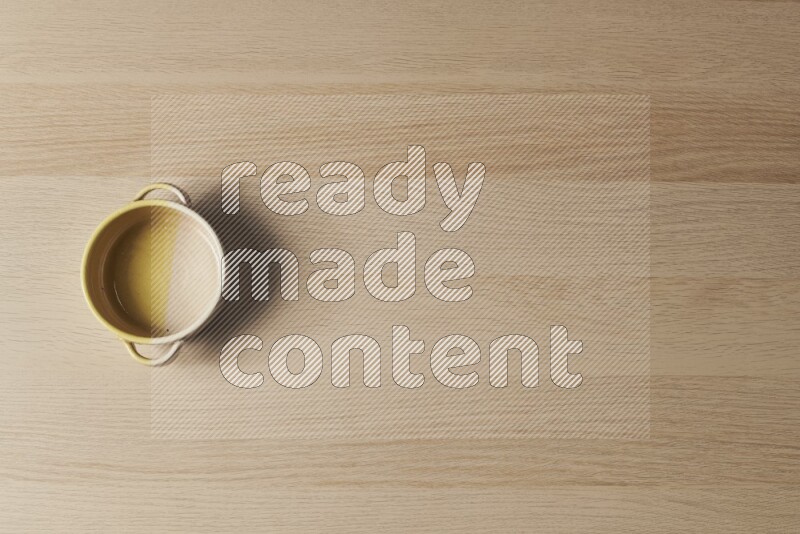 وعاء فرن فخاري متعدد الألوان علي خلفية خشبية فاتحة