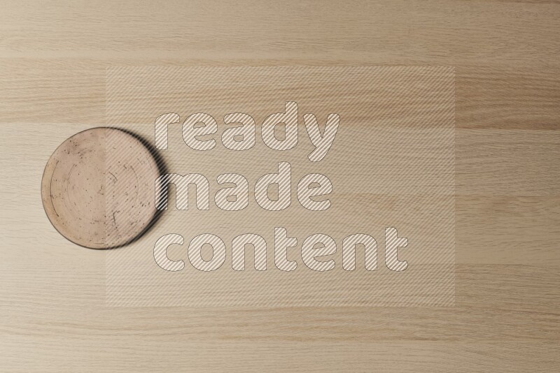 قواعد أكواب فخارية على خلفية خشبية فاتحة