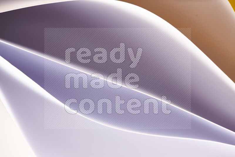 هذه الصورة تعرض تكوين فن الورق التجريدي مع منحنيات ورقية باللون الأبيض ودرجات دافئة مختلفة المكونه بواسطة الضوء الملون