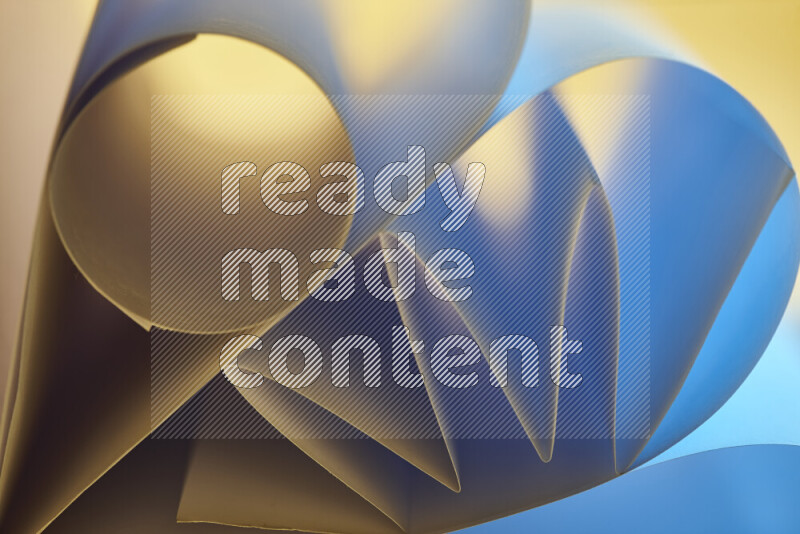 عرض فني لطيات الورق تخلق مزيج من الأشكال الهندسية، مضاءة بإضاءة ناعمة بدرجات اللون الأزرق والالوان الدافئة