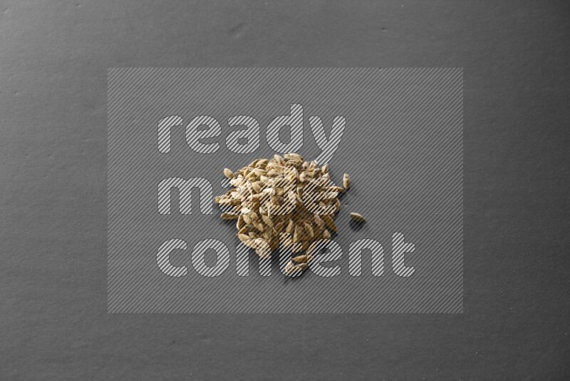 حبوب الهيل علي خلفية سوداء