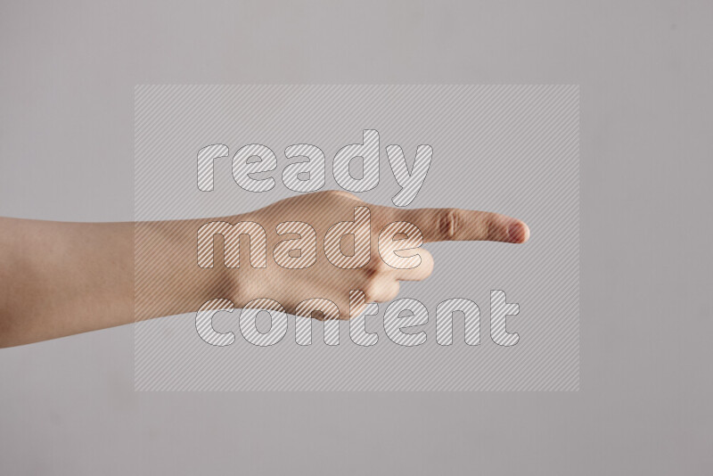 امرأة تشير بيديها بلغة الإشارات المختلفة