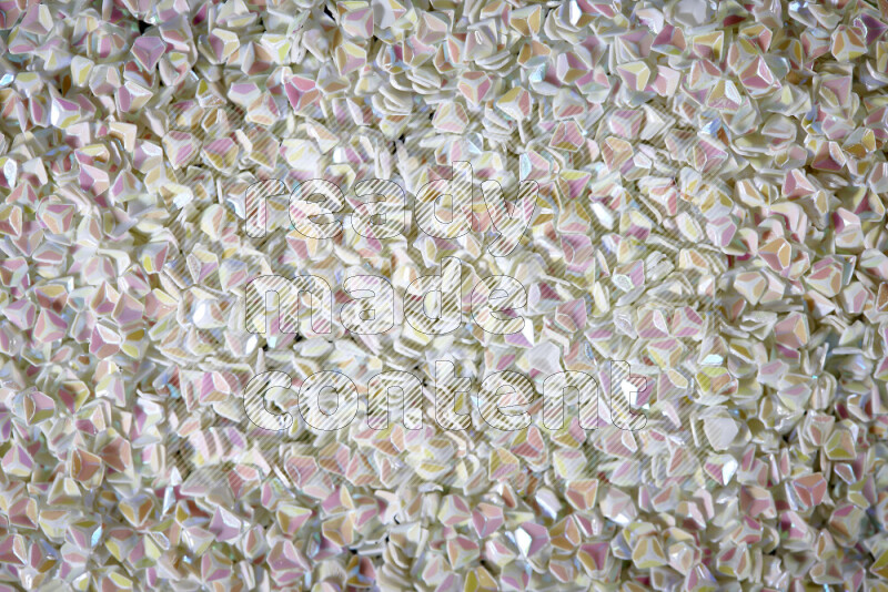 قطع صغيرة بلاستيكية ملونة للزينة متناثرة على خلفية سوداء