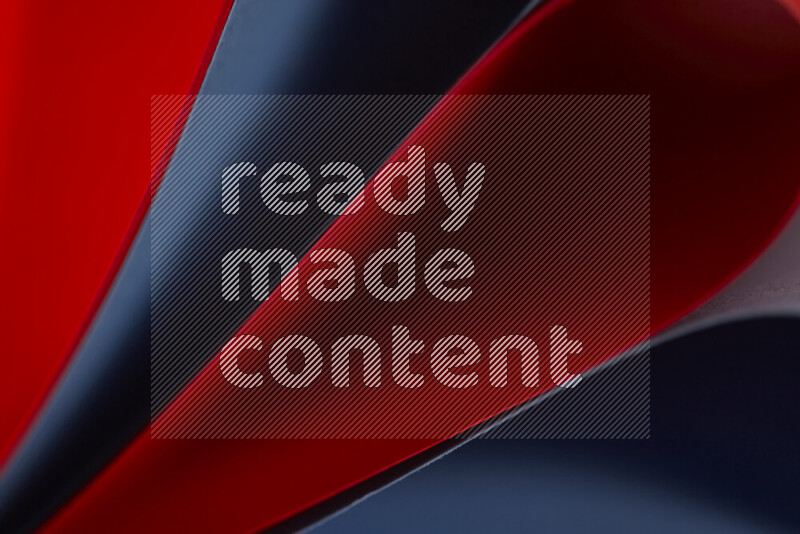 فن تجريدي يعرض المنحنيات المرتبة للأوراق باللون الأحمر والأزرق