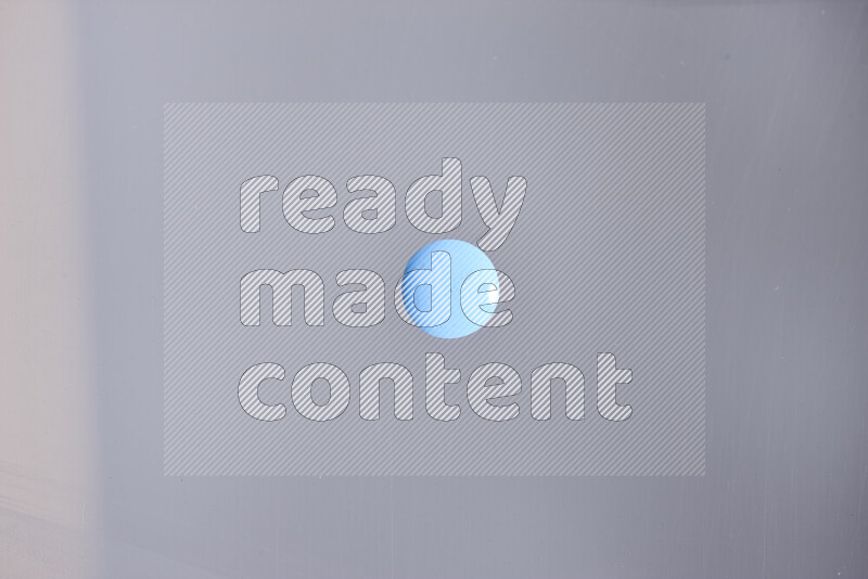 لقطات مقربة لقطرات من اللون الأزرق على الخلفية