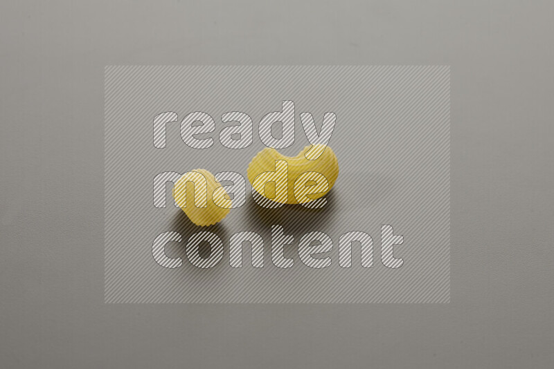 معكرونة خواتم مع أنواع أخري من المعكرونة علي خلفية رمادية