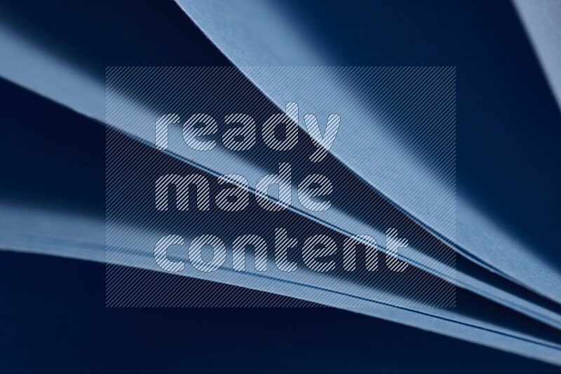 فن تجريدي يعرض المنحنيات المرتبة للأوراق باللون الأزرق