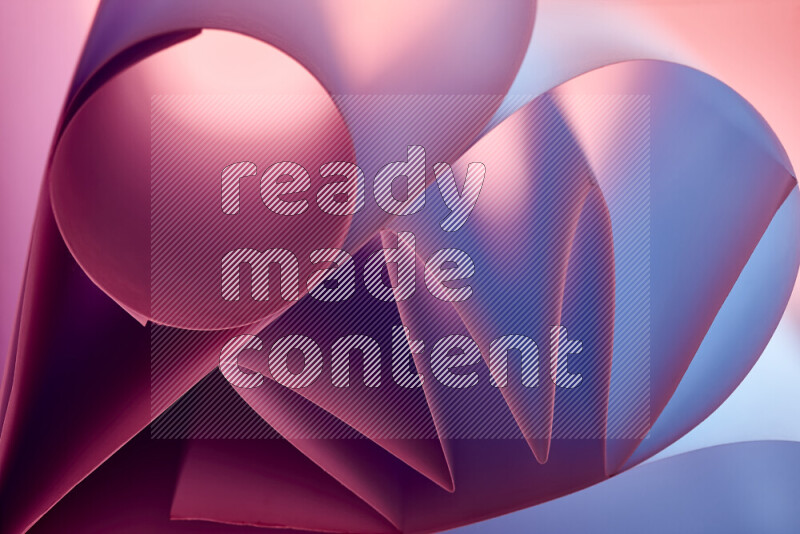 عرض فني لطيات الورق تخلق مزيج من الأشكال الهندسية، مضاءة بإضاءة ناعمة بدرجات اللون الارجواني