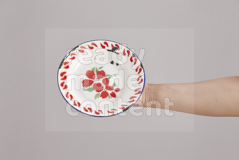 امرأة تحمل بيديها أدوات معدنية مختلفة في أوضاع متعددة