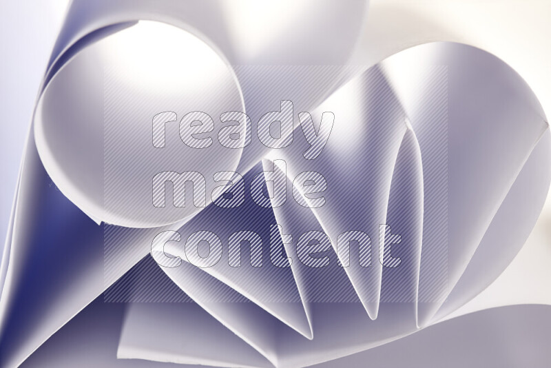 عرض فني لطيات الورق تخلق مزيج من الأشكال الهندسية، مضاءة بإضاءة ناعمة بدرجات اللون الرمادي