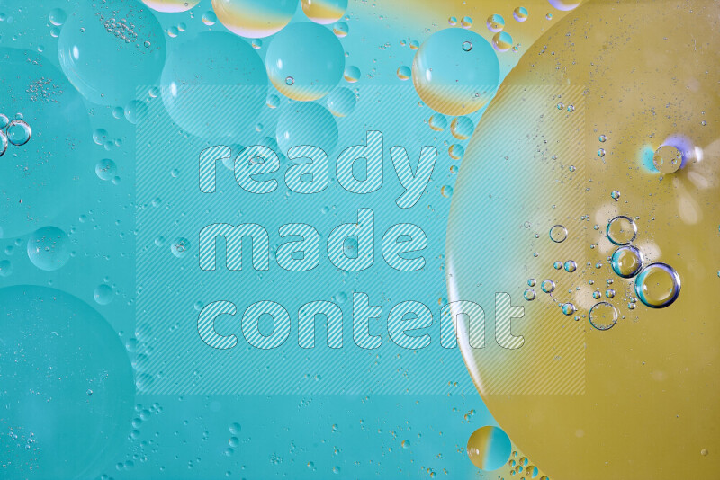 لقطات مقربة لفقاعات من الزيت على سطح الماء باللون الأزرق والأصفر