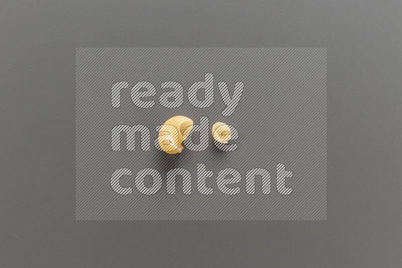 معكرونة بايب مع أنواع أخري من المعكرونة علي خلفية رمادية