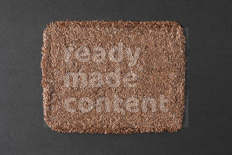 حبوب بذر الكتان تملأ الخلفية على أرضية سوداء