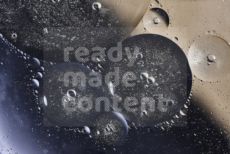 لقطات مقربة لفقاعات من الزيت على سطح الماء باللون الأسود والبيج