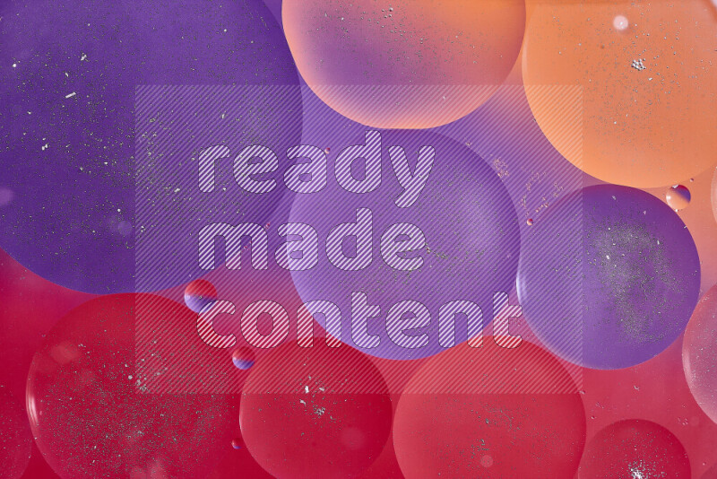 لقطات مقربة لفقاعات من الزيت على سطح الماء باللون الأحمر والبرتقالي والأرجواني