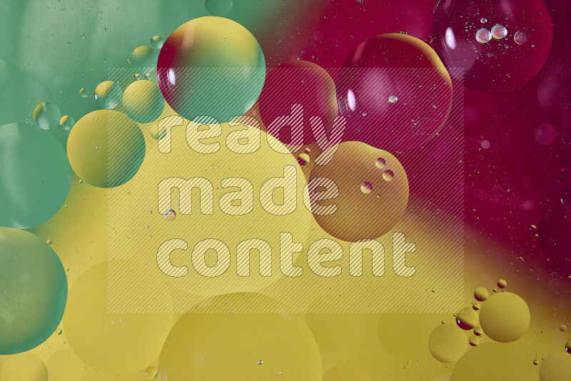 لقطات مقربة لفقاعات من الزيت على سطح الماء باللون الأصفر والأحمر والأخضر