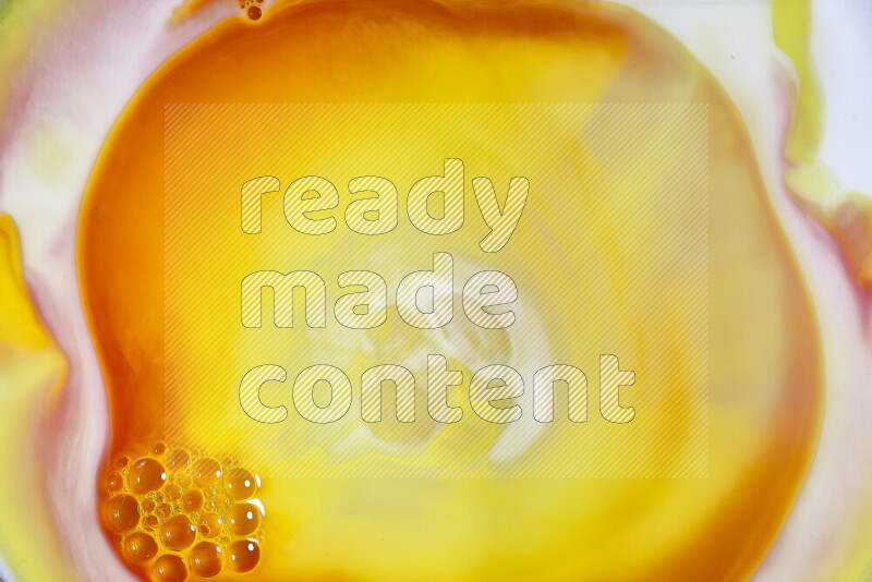 لقطة مقربة لأنماط دوامية باللون البرتقالي والأحمر والأبيض