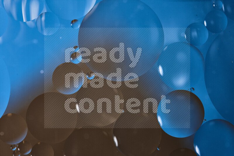 لقطات مقربة لفقاعات من الزيت على سطح الماء باللون الأزرق والبني