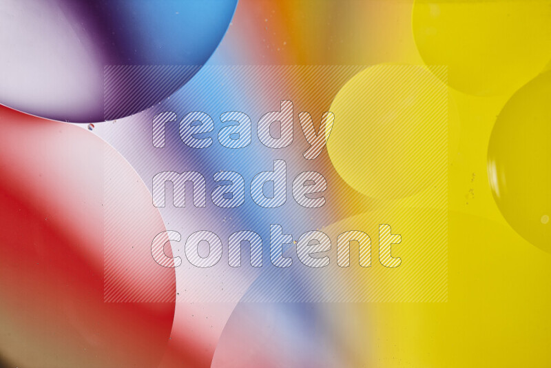 لقطات مقربة لفقاعات من الزيت على سطح الماء بألوان متنوعة