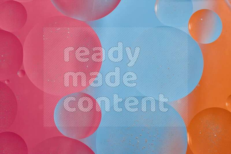 لقطات مقربة لفقاعات من الزيت على سطح الماء باللون الأزرق والبرتقالي والوردي